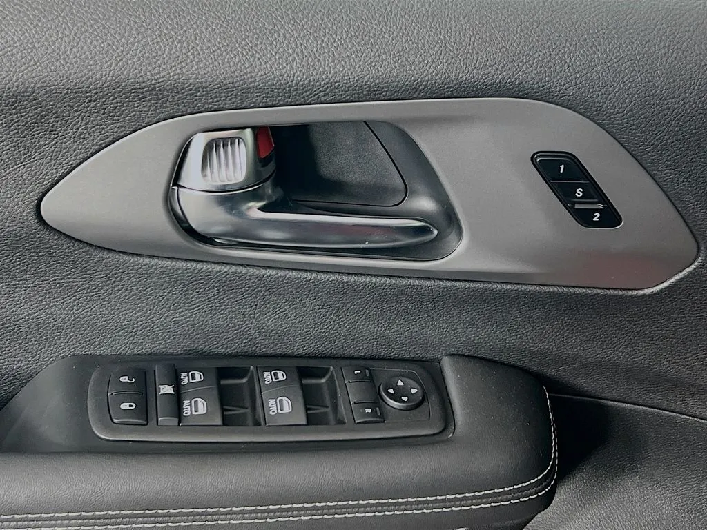 2025 Chrysler Pacifica Select - Photo 18