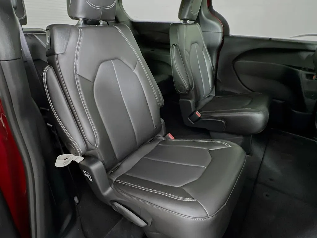 2025 Chrysler Pacifica Select - Photo 28