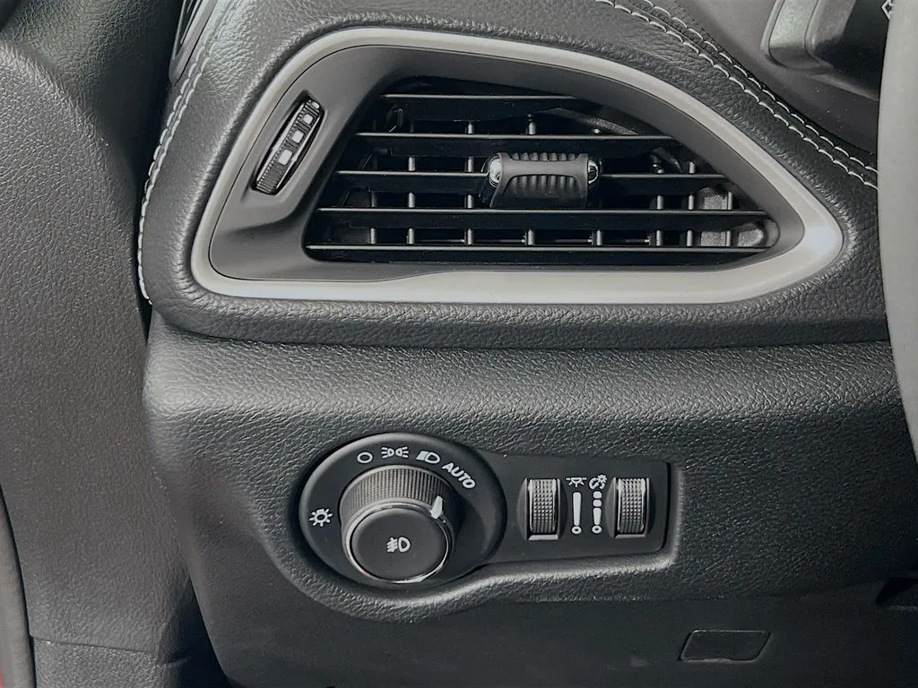 2025 Chrysler Pacifica Select - Photo 11