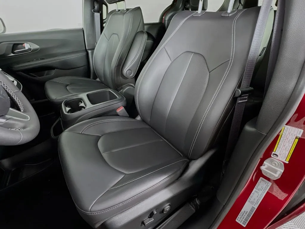 2025 Chrysler Pacifica Select - Photo 21