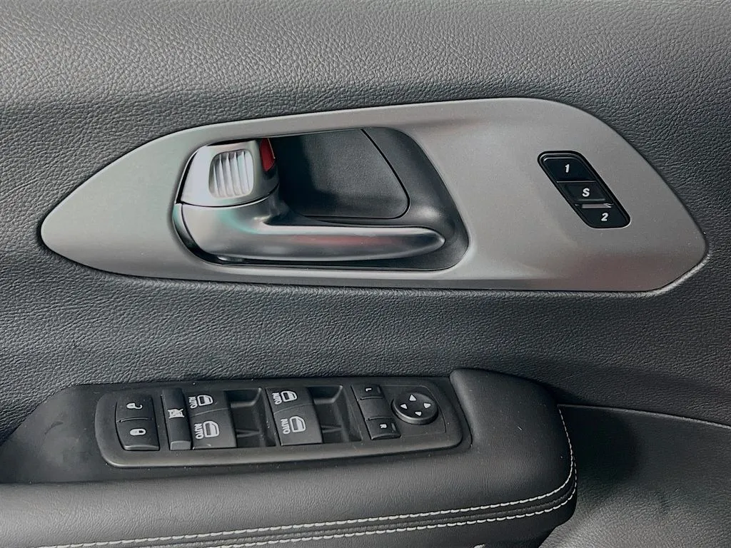 2025 Chrysler Pacifica Select - Photo 18