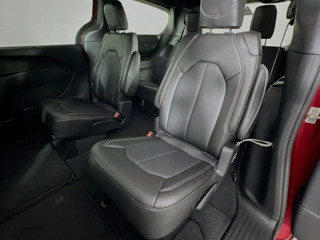 2025 Chrysler Pacifica Select - Photo 24