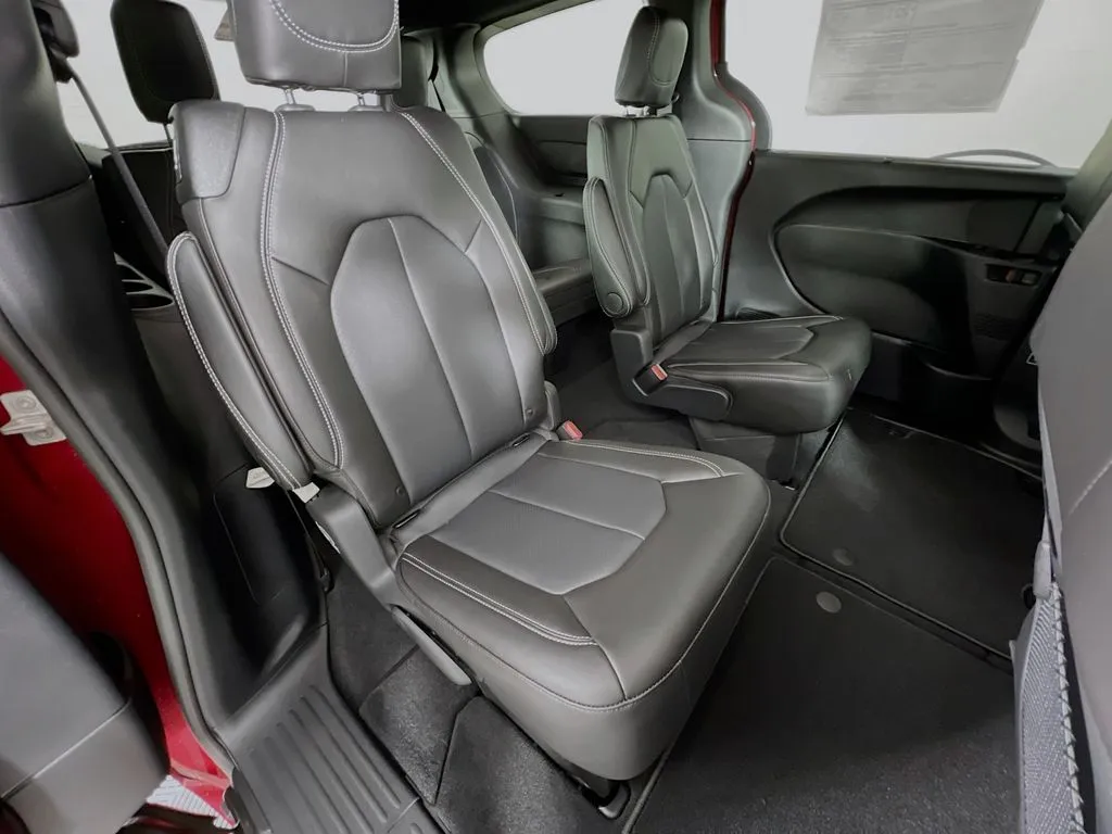2025 Chrysler Pacifica Select - Photo 28