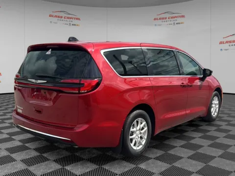 More photos of 2025 Chrysler Pacifica Select at St. Marys CDJR, OH
