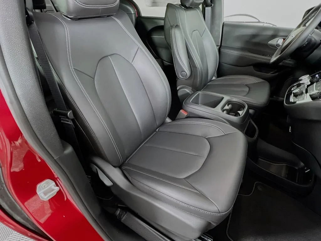 2025 Chrysler Pacifica Select - Photo 29