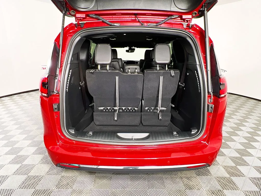 2025 Chrysler Pacifica Select - Photo 26