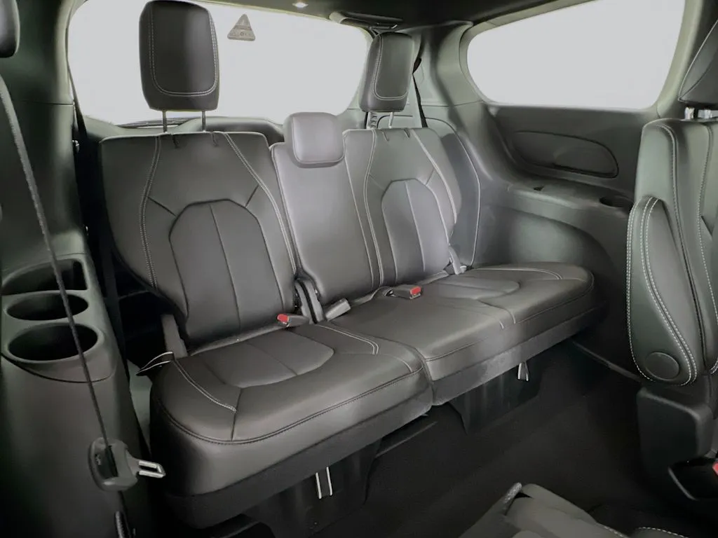2025 Chrysler Pacifica Select - Photo 27