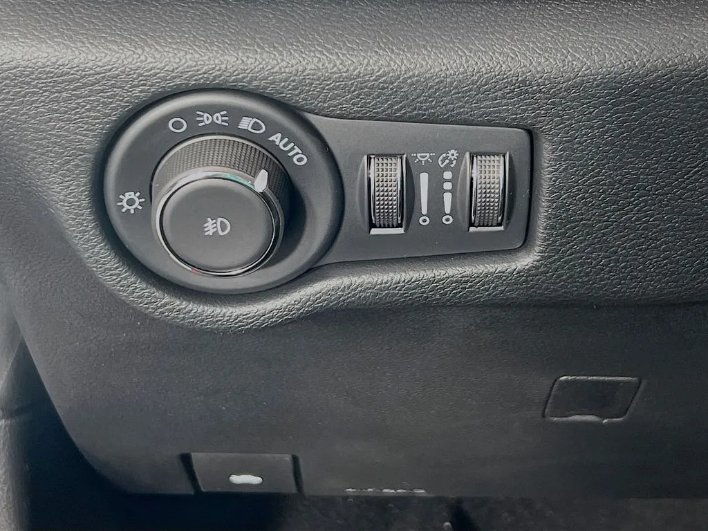 2025 Chrysler Pacifica Select - Photo 11