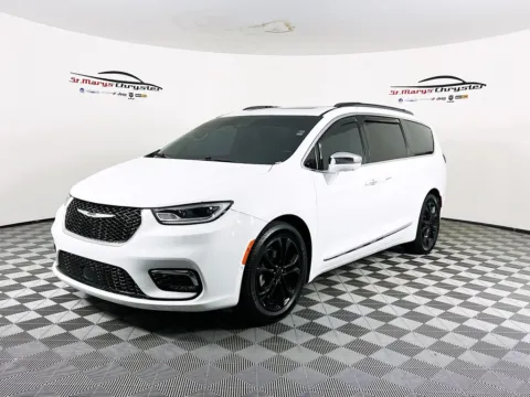 More photos of 2022 Chrysler Pacifica Limited at St. Marys CDJR, OH