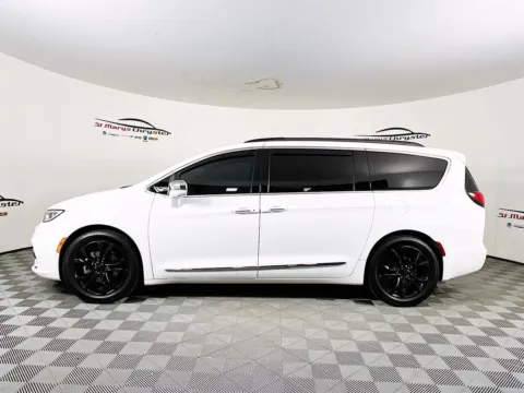 More photos of 2022 Chrysler Pacifica Limited at St. Marys CDJR, OH