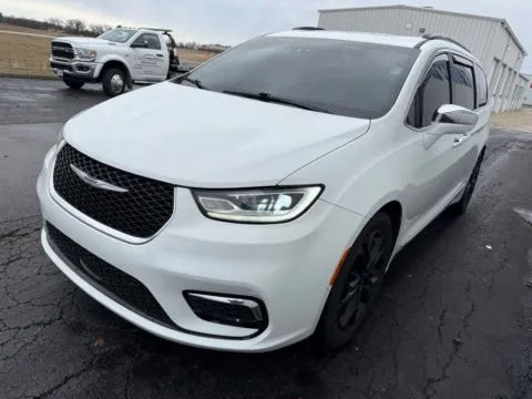 Another view of 2022 Chrysler Pacifica Limited for sale in Saint Marys, OH at St. Marys CDJR