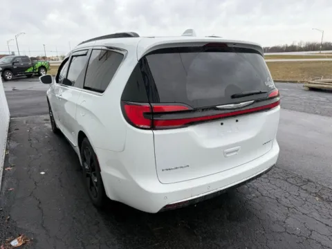 More photos of 2022 Chrysler Pacifica Limited at St. Marys CDJR, OH