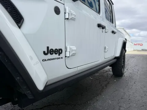 More photos of 2024 Jeep Gladiator Willys at St. Marys CDJR, OH
