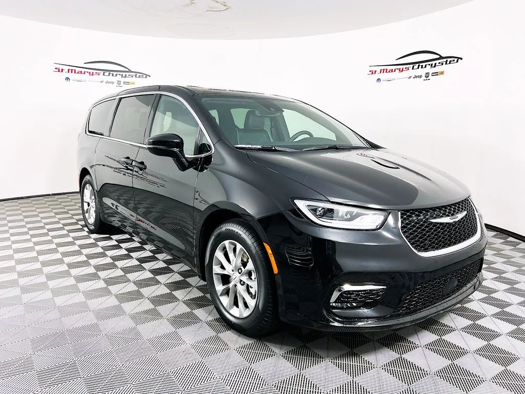 2026 Chrysler Pacifica Limited's photo