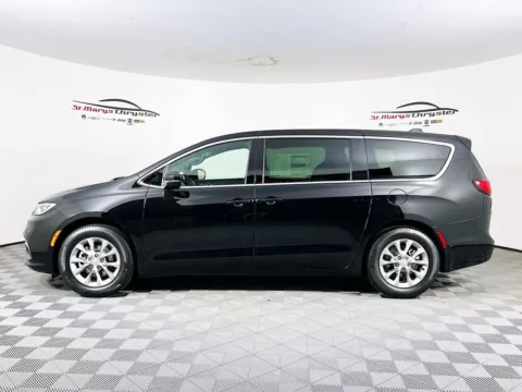 More photos of 2026 Chrysler Pacifica Limited at St. Marys CDJR, OH