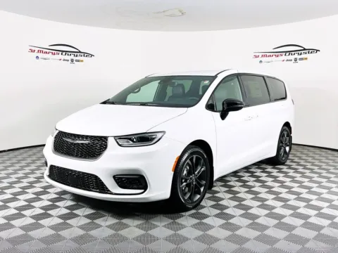 More photos of 2026 Chrysler Pacifica Select at St. Marys CDJR, OH