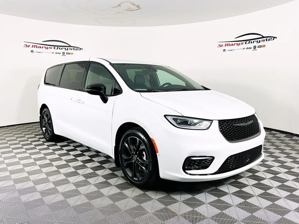 2026 Chrysler Pacifica Select's photo
