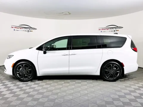More photos of 2026 Chrysler Pacifica Select at St. Marys CDJR, OH