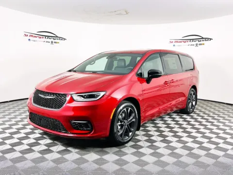 More photos of 2026 Chrysler Pacifica Select at St. Marys CDJR, OH