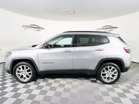 More photos of 2022 Jeep Compass Latitude Lux at St. Marys CDJR, OH