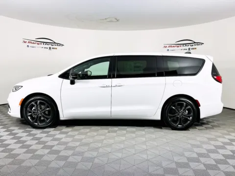 More photos of 2026 Chrysler Pacifica Select at St. Marys CDJR, OH