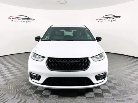 Another view of 2026 Chrysler Pacifica Select for sale in Saint Marys, OH at St. Marys CDJR