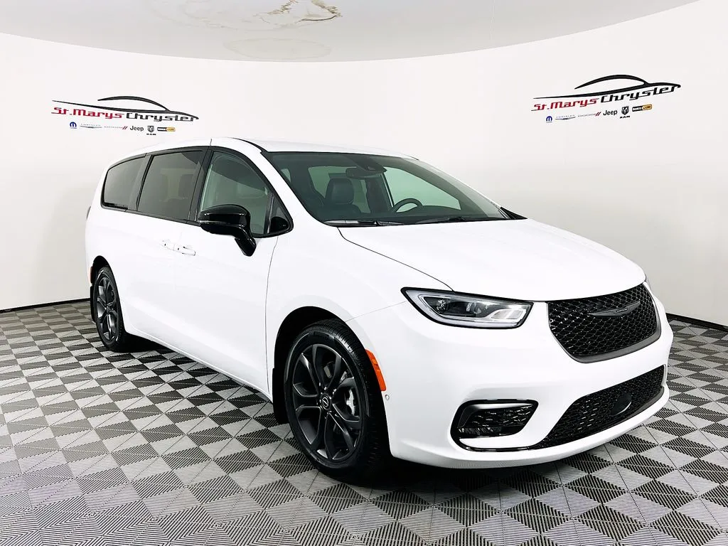2026 Chrysler Pacifica Select's photo