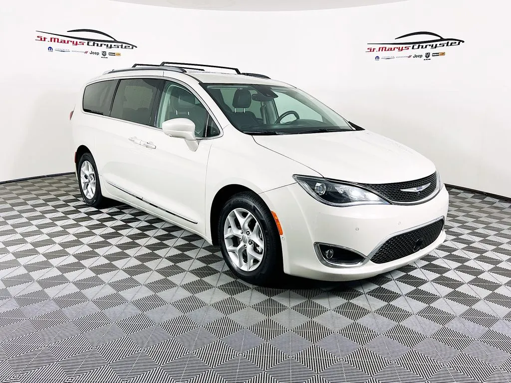 2017 Chrysler Pacifica Touring-L Plus's photo