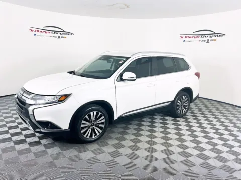 More photos of 2020 Mitsubishi Outlander SEL at St. Marys CDJR, OH