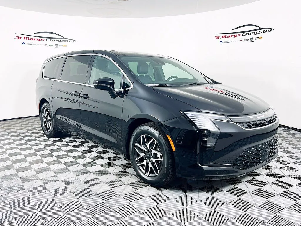 2027 Chrysler Pacifica Limited's photo