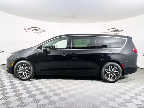 More photos of 2027 Chrysler Pacifica Limited at St. Marys CDJR, OH