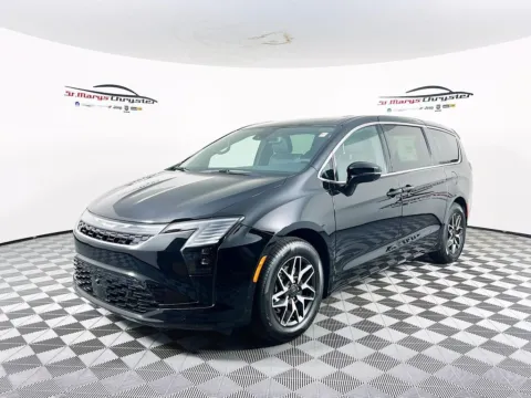 More photos of 2027 Chrysler Pacifica Limited at St. Marys CDJR, OH