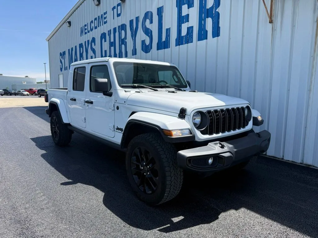 2024 Jeep Gladiator Nighthawk Auto's photo