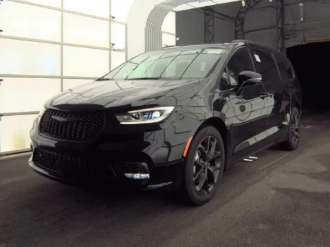 Another view of 2025 Chrysler Pacifica Limited for sale in Saint Marys, OH at St. Marys CDJR