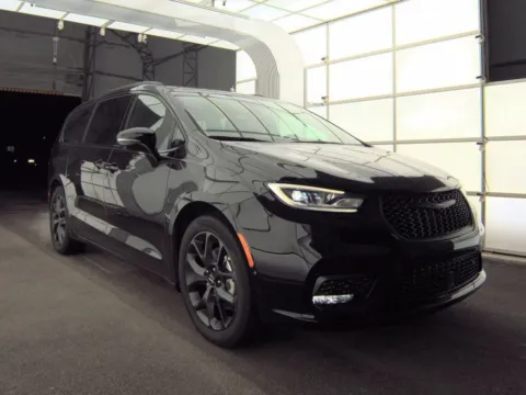 Black 2025 Chrysler Pacifica Limited for sale in Saint Marys, OH