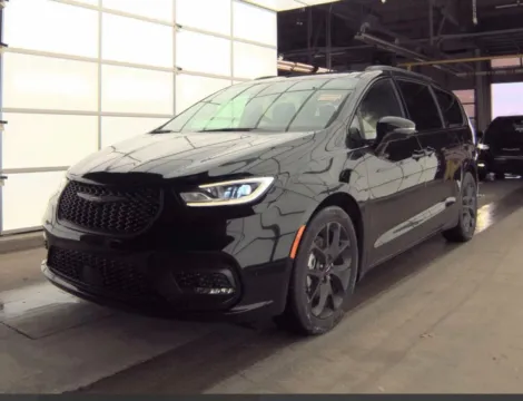 More photos of 2025 Chrysler Pacifica Limited at St. Marys CDJR, OH