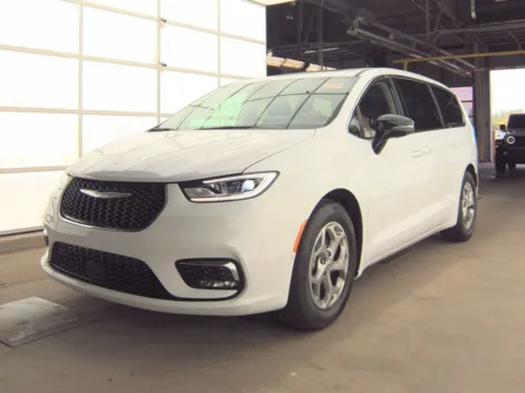 More photos of 2024 Chrysler Pacifica Limited at St. Marys CDJR, OH