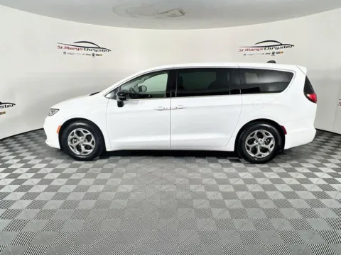 More photos of 2024 Chrysler Pacifica Limited at St. Marys CDJR, OH