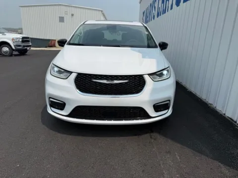 Another view of 2024 Chrysler Pacifica Limited for sale in Saint Marys, OH at St. Marys CDJR