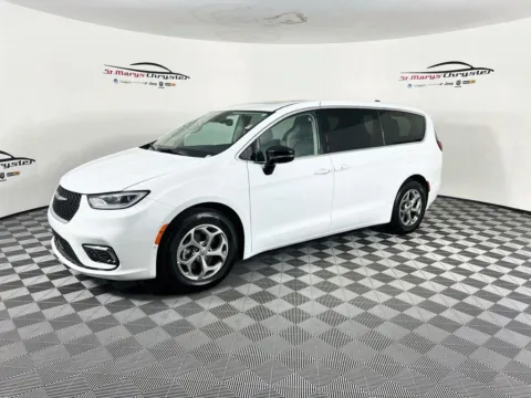 More photos of 2024 Chrysler Pacifica Limited at St. Marys CDJR, OH