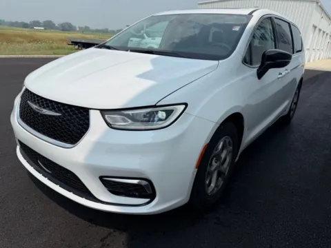 More photos of 2024 Chrysler Pacifica Limited at St. Marys CDJR, OH
