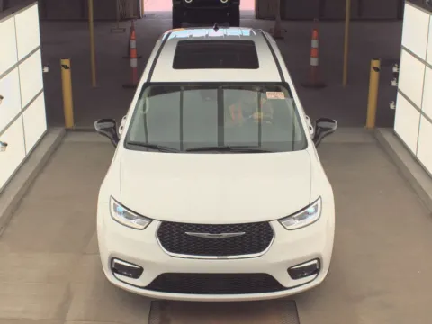 More photos of 2024 Chrysler Pacifica Limited at St. Marys CDJR, OH