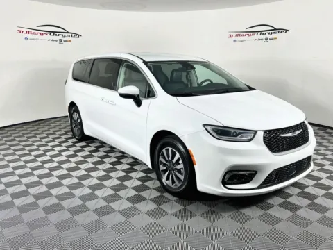 White 2023 Chrysler Pacifica Hybrid Touring L for sale in Saint Marys, OH