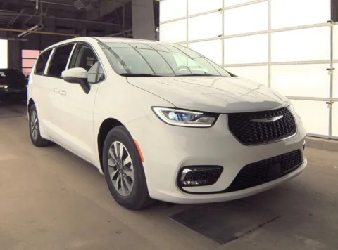 White 2023 Chrysler Pacifica Hybrid Touring L for sale in Saint Marys, OH