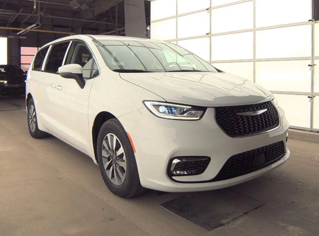 White 2023 Chrysler Pacifica Hybrid Touring L for sale in Saint Marys, OH