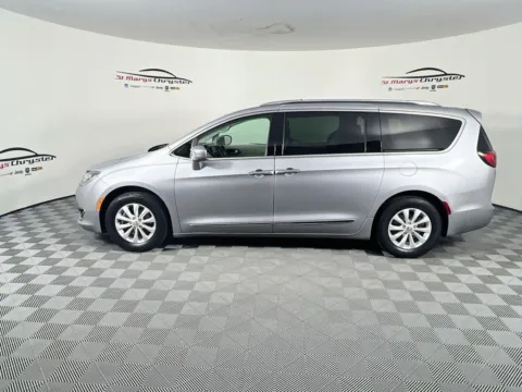 More photos of 2019 Chrysler Pacifica Touring L at St. Marys CDJR, OH