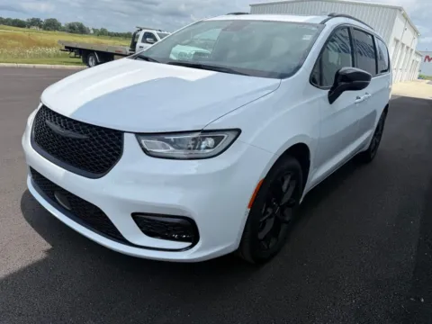 More photos of 2025 Chrysler Pacifica Limited at St. Marys CDJR, OH