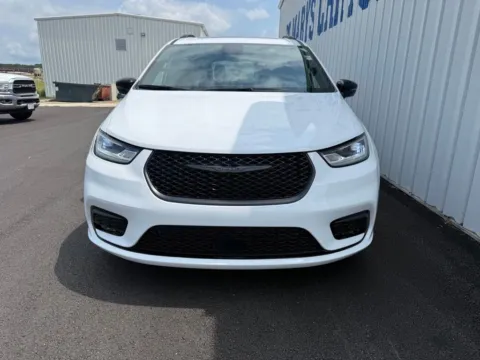 Another view of 2025 Chrysler Pacifica Limited for sale in Saint Marys, OH at St. Marys CDJR
