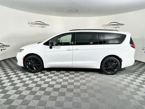More photos of 2025 Chrysler Pacifica Limited at St. Marys CDJR, OH