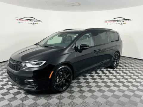 More photos of 2025 Chrysler Pacifica Limited at St. Marys CDJR, OH
